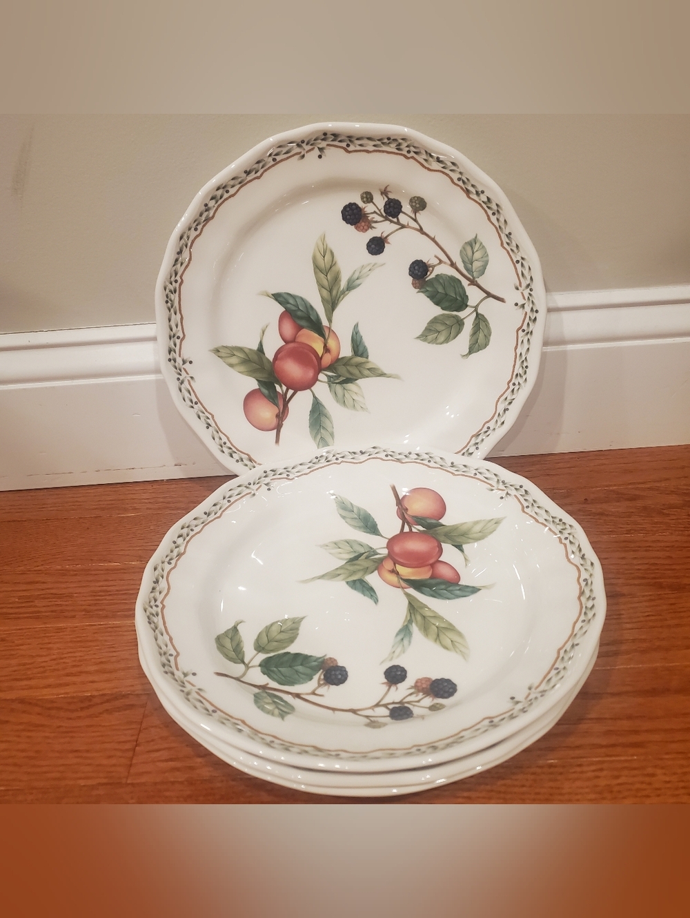 Noritake Royal Orchard 10.5" Dinner Plates  Scalloped Edge Fruit Vine Set Of 4